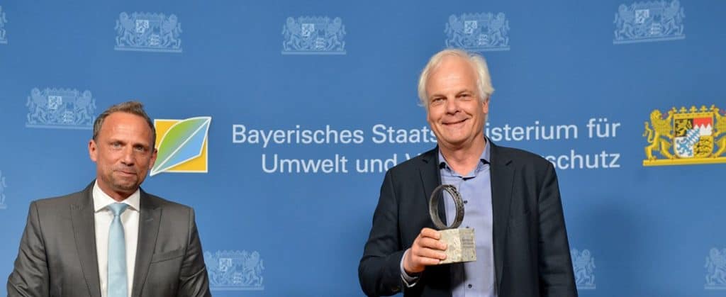 Ausgezeichnet: mts-Contech-Geschäftsführer Frank Thurner erhält von Staatsminister Thorsten Glauber den Bayerischen Ressourceneffizienzpreis 2021.